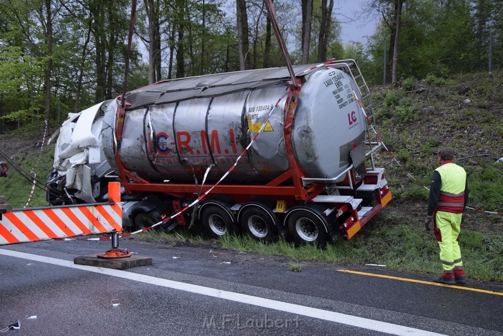 VU Gefahrgut LKW umgestuerzt A 4 Rich Koeln Hoehe AS Gummersbach P444.JPG - Miklos Laubert